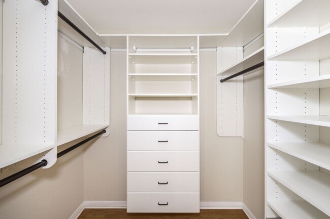 Building Photo - Spacious 3 Bed, 2.5 Bath Home in Quiet Neighborhood w/ AC + Pool!