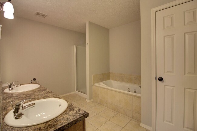 Building Photo - 1094 S Tanner Dr