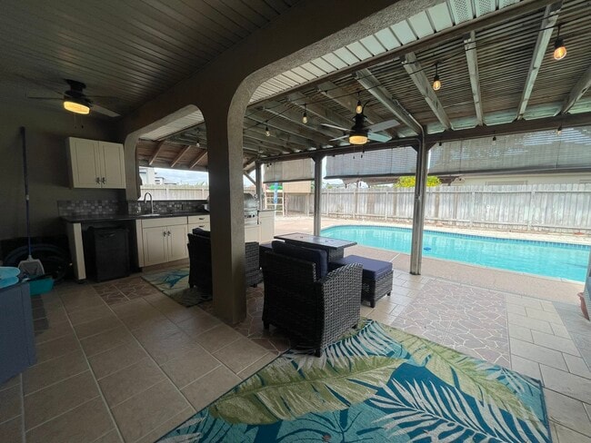 Building Photo - 15829 Vincent Dr