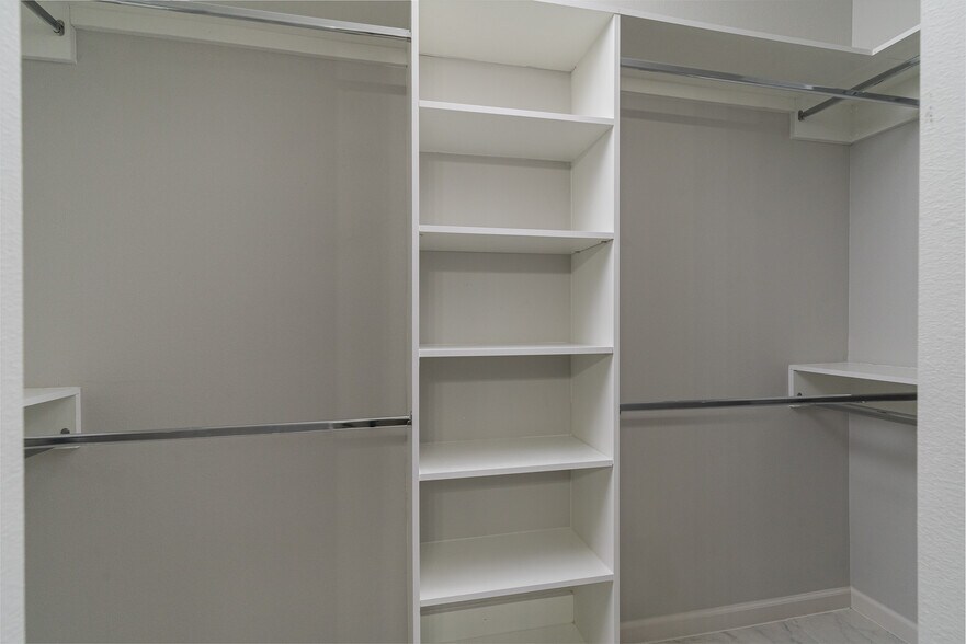 Building Photo - 1007 Hidden Hills St