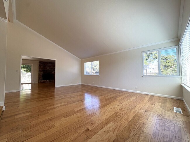 Building Photo - Charming Updated 2-Bedroom Home in Prime L...