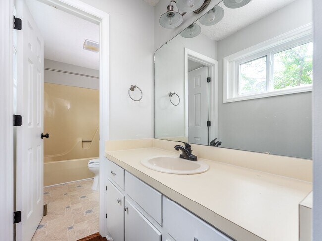 Building Photo - Waterfront Home in Carolina Lakes!