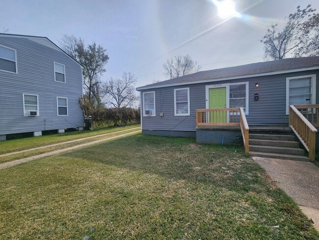 Building Photo - 1250 Estelle St