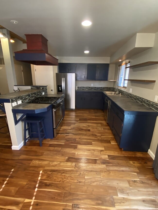 Building Photo - 1090 Oak Ave