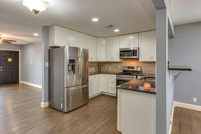 Building Photo - 9621 Rustown Dr