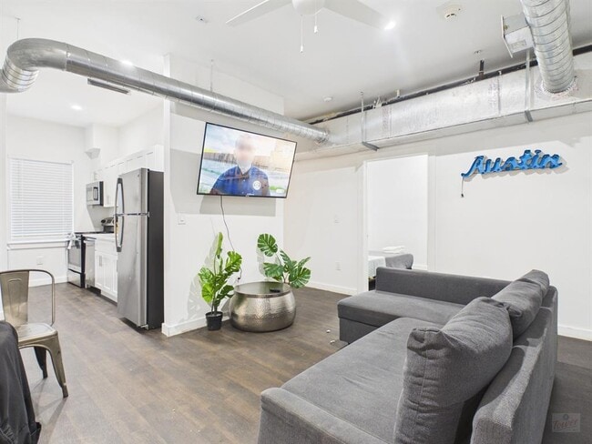 Building Photo - 1010 W 26th St