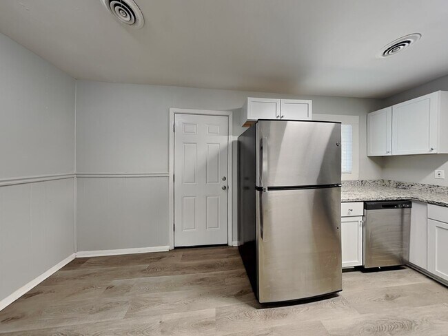 Building Photo - Beautiful 4BR 1BA Home w/  Granite Counters, Stainless Steel Appliances and Big Backyard in Grand...