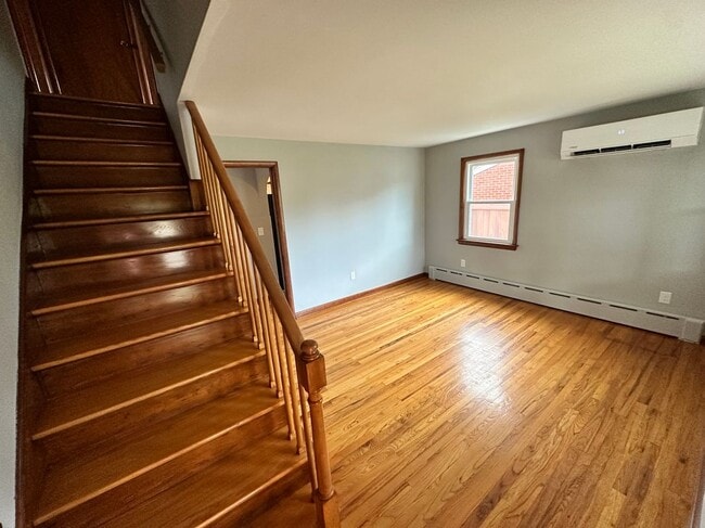 Building Photo - 320 Barclay Ave