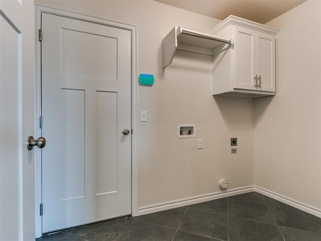 Building Photo - 561 Grand Sycamore Dr
