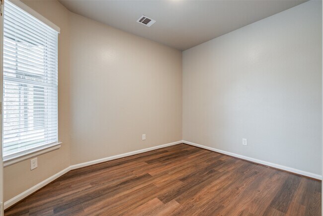 Building Photo - 137 Pk Pl Cir