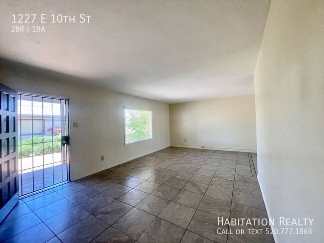 Building Photo - Pre-Lease!! Spacious 2 bed/1 bath Universi...