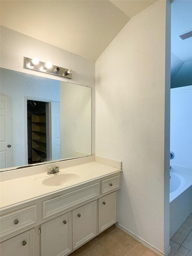 Building Photo - 11737 Logan Ridge Dr