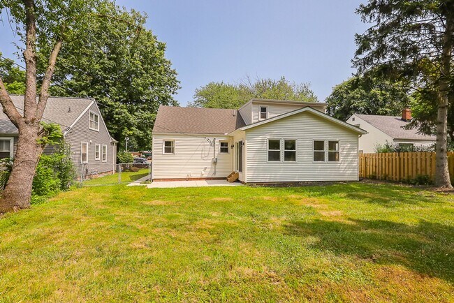 Building Photo - Four bedrooms/2.5 Baths Newly Remodeled Bay Village Home!