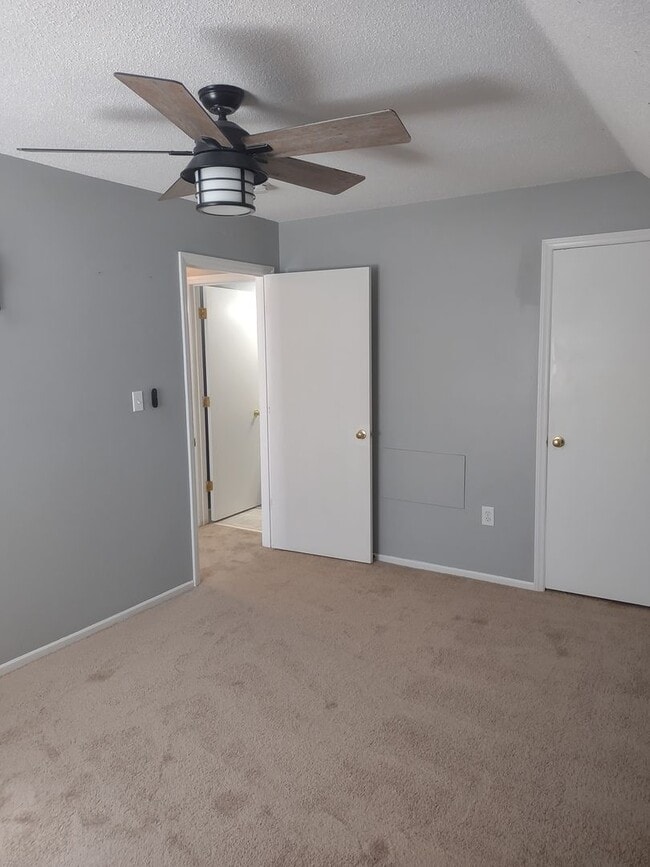 Building Photo - Fabulous Upgraded Three Bedroom/Two Bath Townhome - Walking Distance to Lexington Medical Center