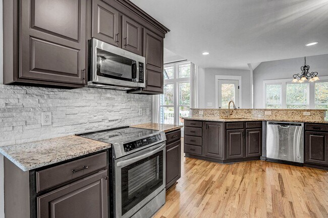 Building Photo - AVAILABLE FOR MOVE-IN AUGUST 10, 2026-BEAUTIFUL HOME ON A HILL!  FIRST FLOOR MASTERBEDROOM!