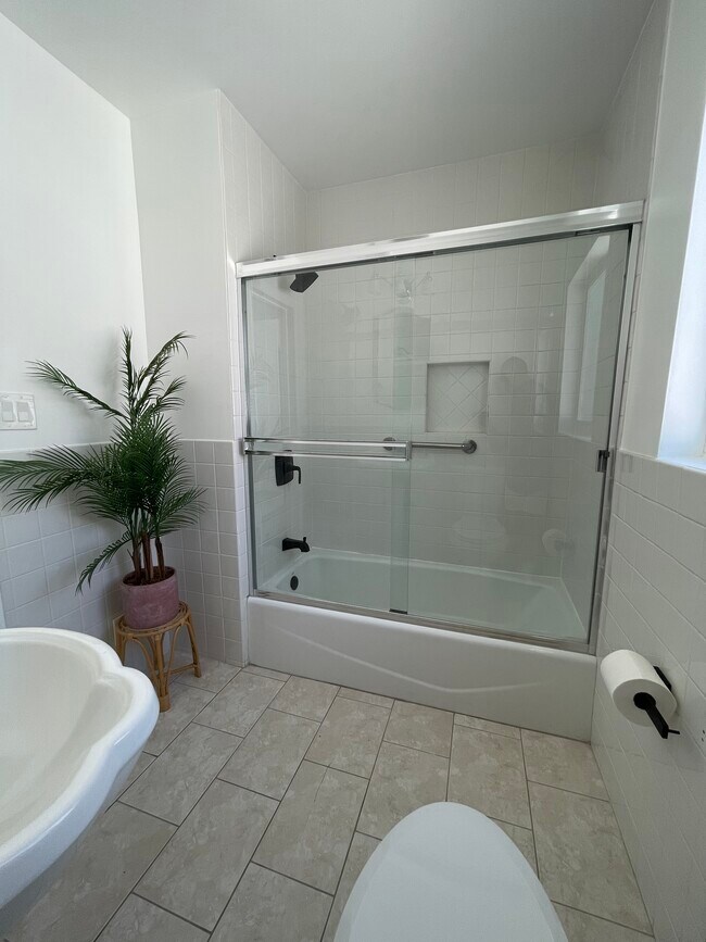 Shower - 7811 Paso Robles Ave