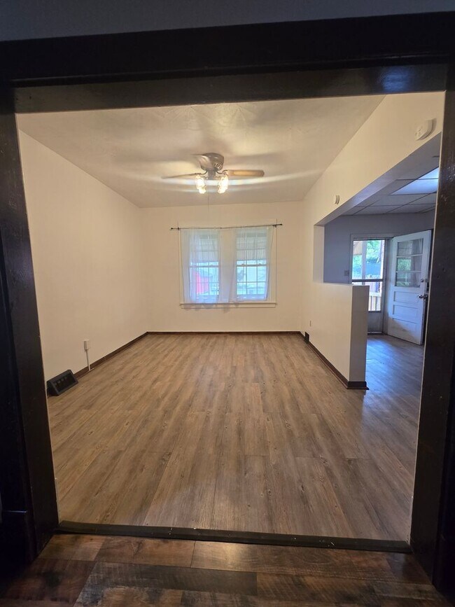 Building Photo - Updated 3br house!