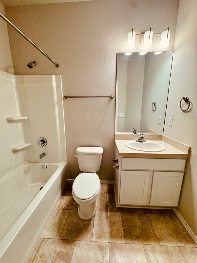Building Photo - Beautifully designed condo!