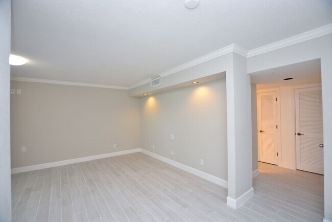 Building Photo - 622 Olde Camelot Cir