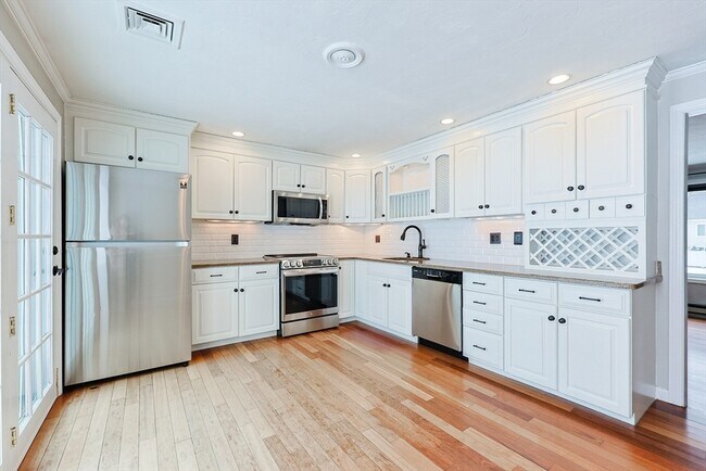 Building Photo - 835 Mt Hope St