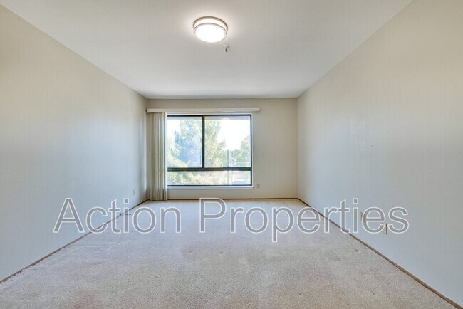 Building Photo - 49 Showers Dr