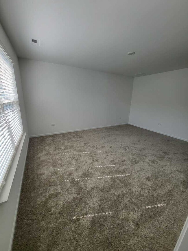 Building Photo - 588 Wolverine Dr