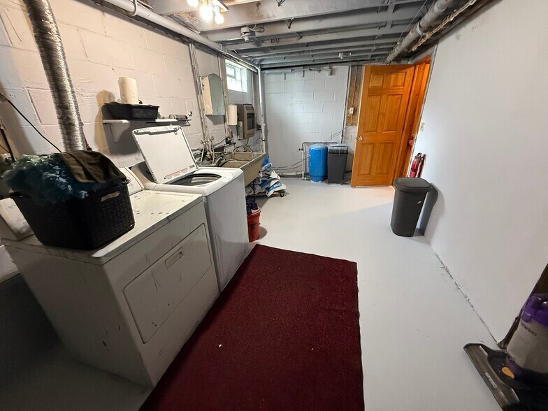 Building Photo - 32275 Center St