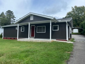 Building Photo - 8 Pinedale Rd