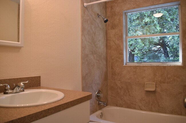 Building Photo - Reduced price! Great Neighborhood!