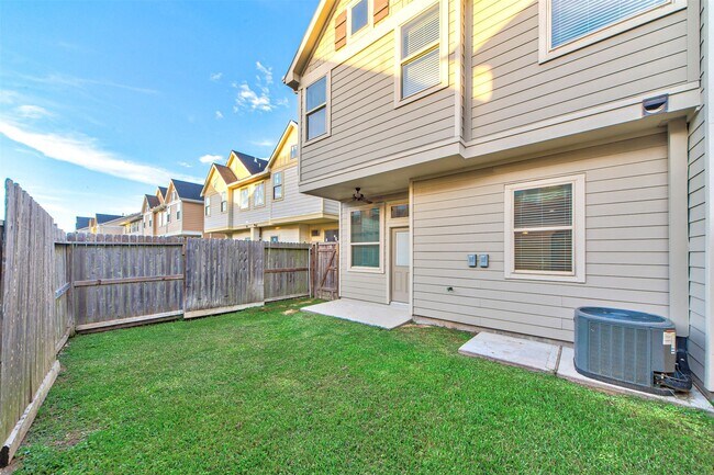 Building Photo - 5550 Sallow Bay Ln