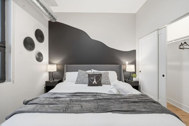 Building Photo - 6044 N Winthrop Ave