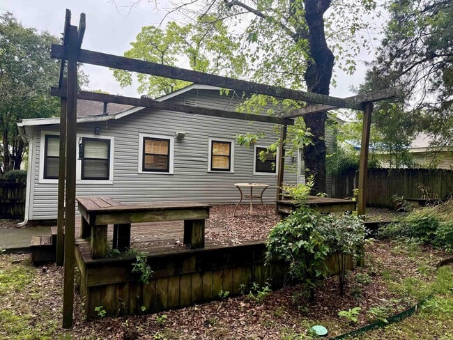 Building Photo - 611 N Pierce St