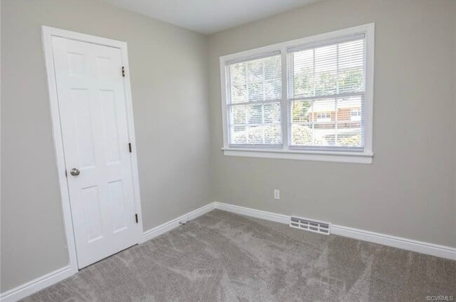 Building Photo - 10210 Hollyberry Dr