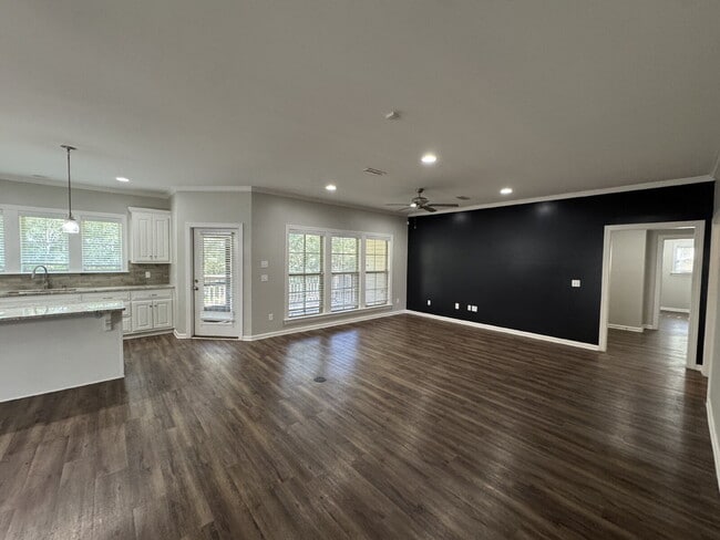 Building Photo - Available now FOR RENT in Dothan, AL!!