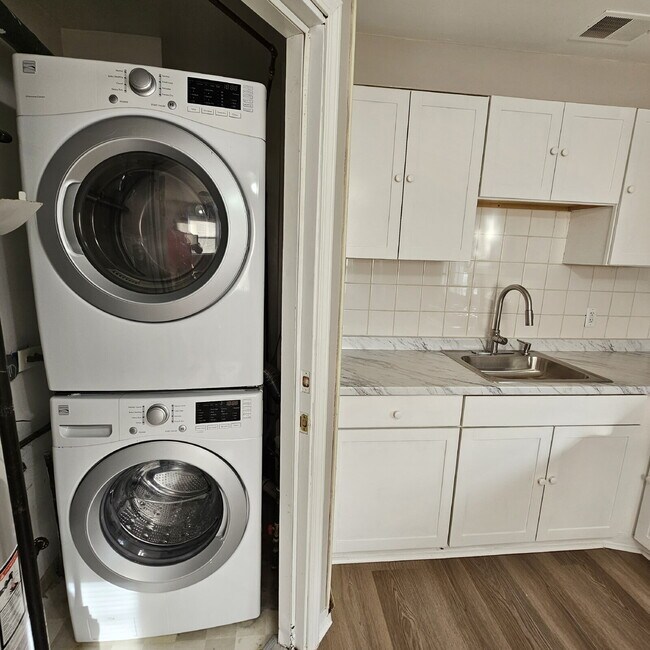 Building Photo - 3 Bedroom Bungalow w/ Updated Kitchen and ...