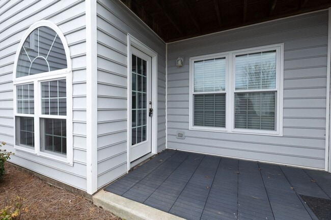 Building Photo - Gorgeous modern Main Level 2 bedroom 2 bath condo in SW Greensboro off W. Wendover.