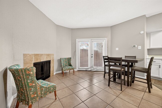 Building Photo - 10855 Meadowglen Ln