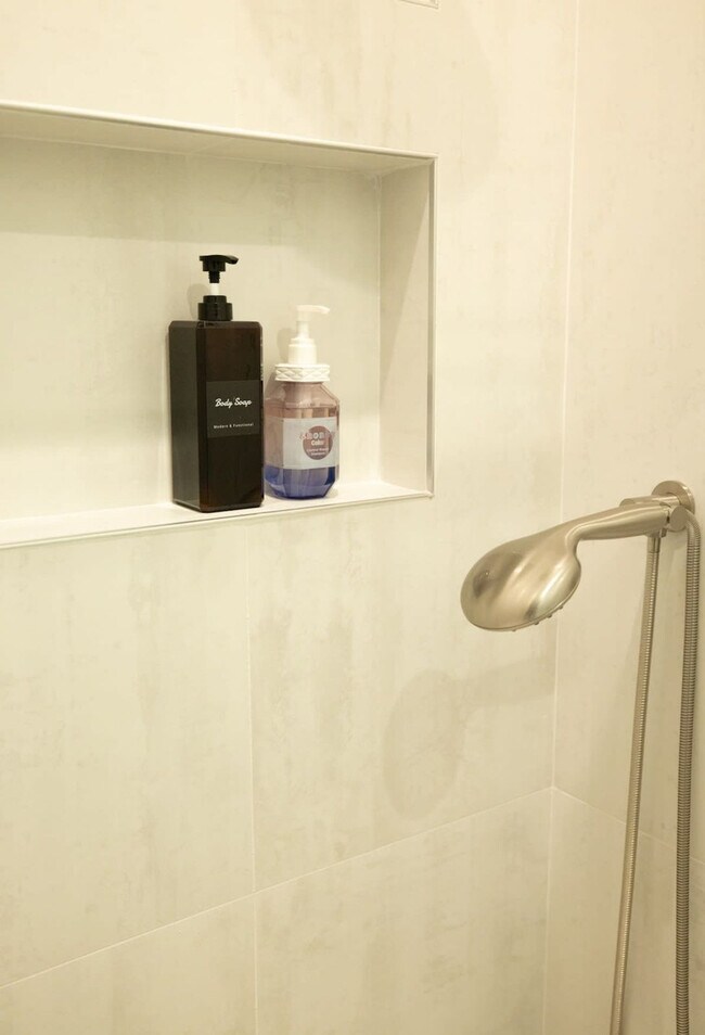 Building Photo - 1107 Broadway-SI ID1309749P