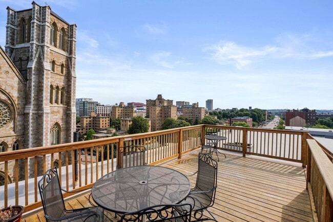 Building Photo - 1411 Washington St