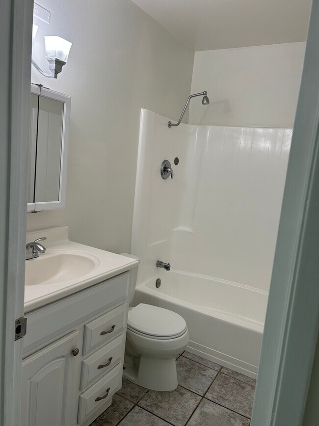 Building Photo - VERY NICE 2BD & 2.5BA CONDO IN PARAMOUNT