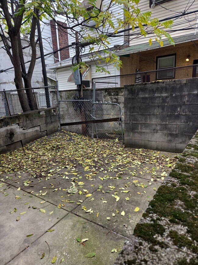 Building Photo - 2046 S Beechwood St