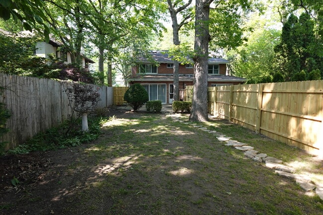 Building Photo - 419 Greenleaf Ave