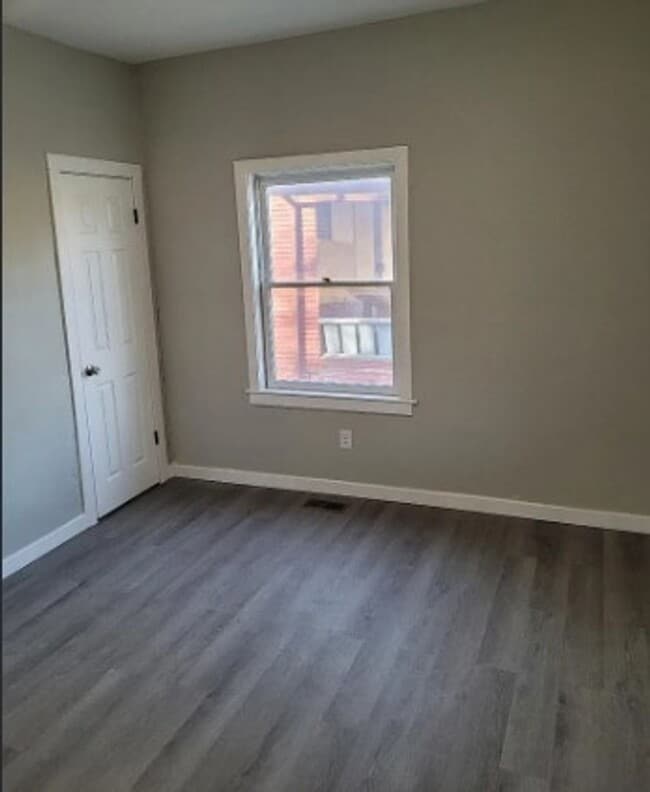 Building Photo - 1827 S Market St