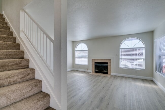 Building Photo - 3 Bedroom Townhouse with attached garage i...
