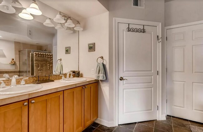 Building Photo - Bright & Spacious Condo Just One Block fro...