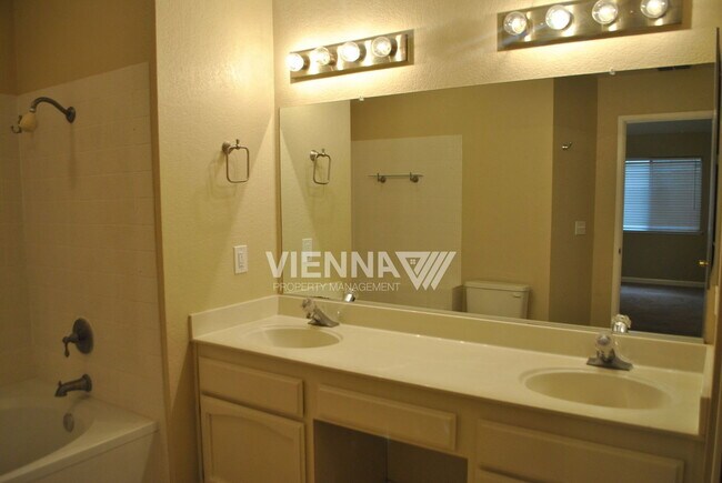 Building Photo - 4073 N Country Dr
