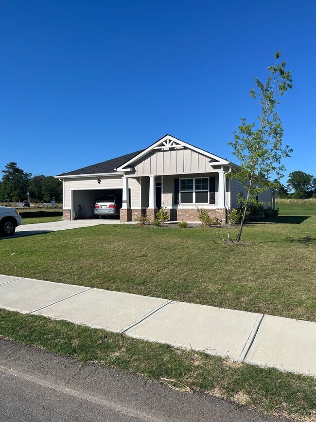 Building Photo - 4 Bed, 2 Bath House