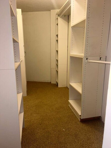 Working Closet - 13951 Kendale Lakes Cir