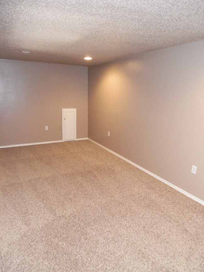 Building Photo - Captivating Townhome in Whisperwood