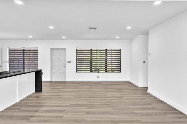 Building Photo - 418 S 57th Way